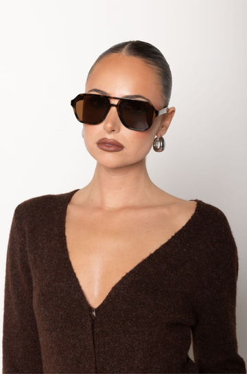 Large frame sunglasses
Tort frame
Brown lens
Synthetic