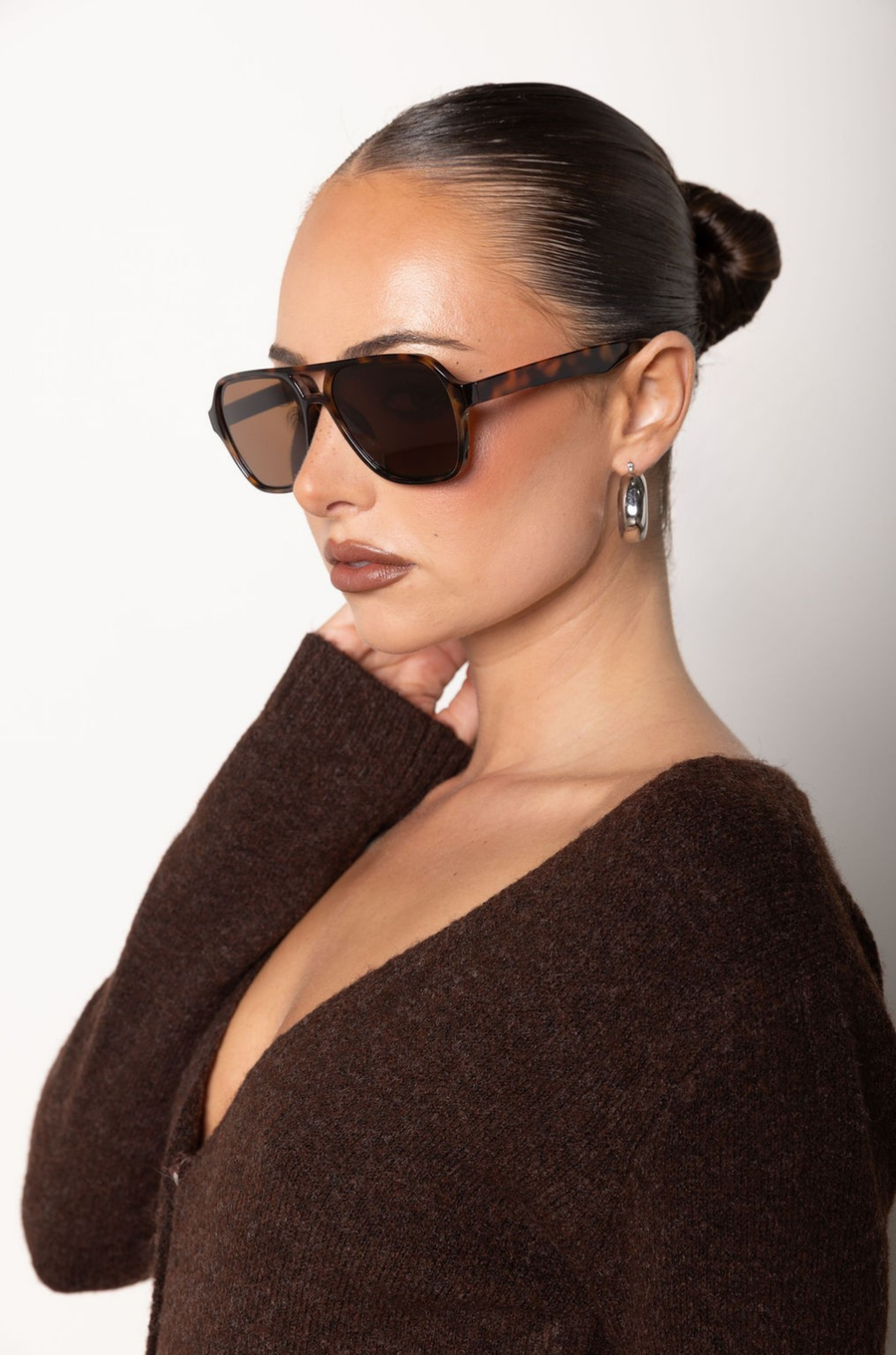 Large frame sunglasses
Tort frame
Brown lens
Synthetic