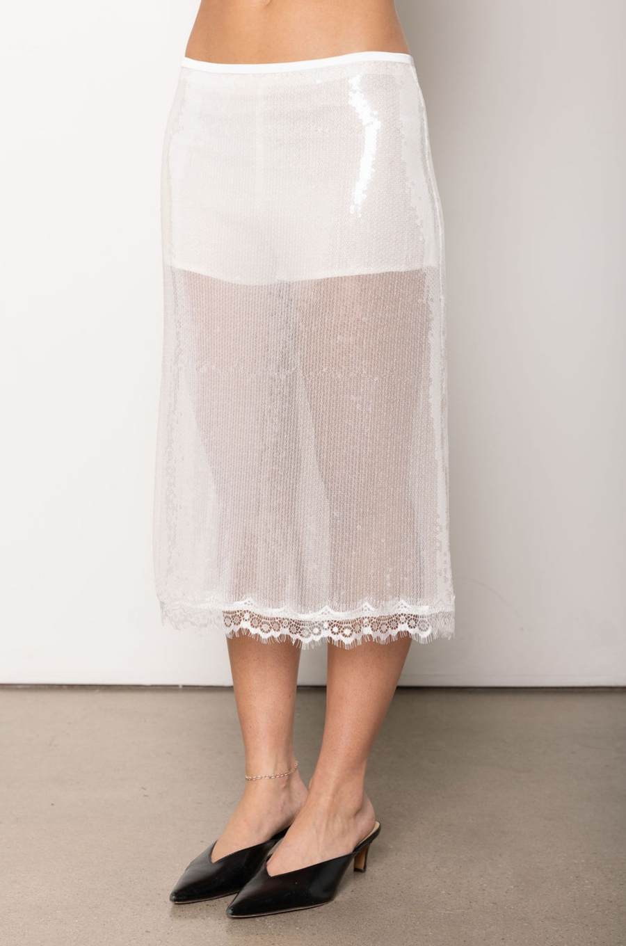 Sequin midi skirt
Lace trim
Back zipper closure
Inner shorts lining
Partially lined/Sheer
white sequin midi skirt
holiday outfit
