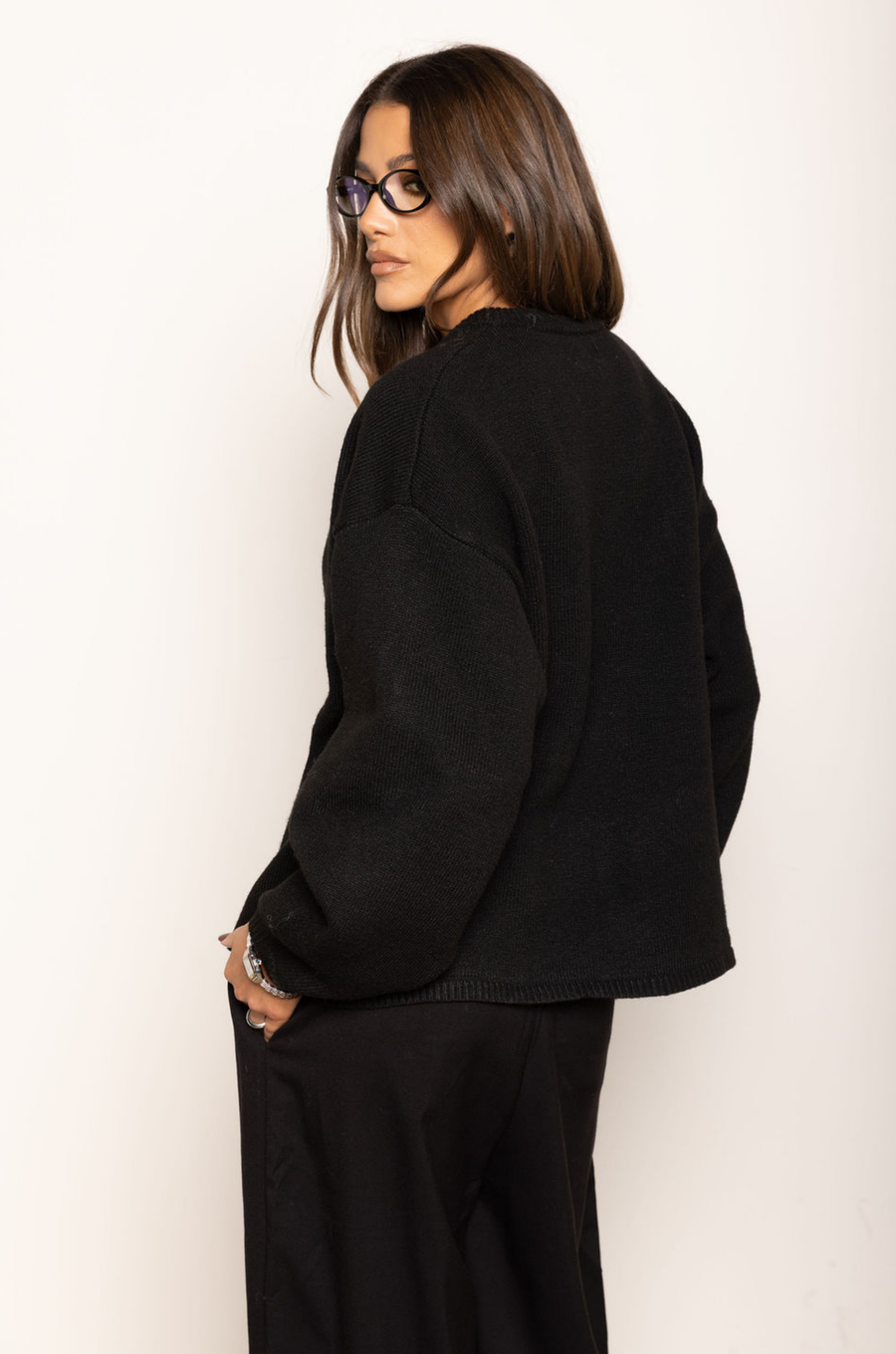 Heavy knit cardigan
Button down closure
Large buttons
Ribbed crew neckline
Ribbed hemline
Unlined
thick black oversized knit cardigan
fall outfit
thanksgiving outfit