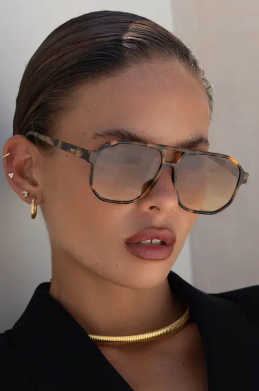 Unisex aviator sunglasses
Thin frame
Made from Biodegradable acetate
Premium Nylon Lenses
Premium German hardware
Comes with case
tortoise brown thin aviator sunglasses