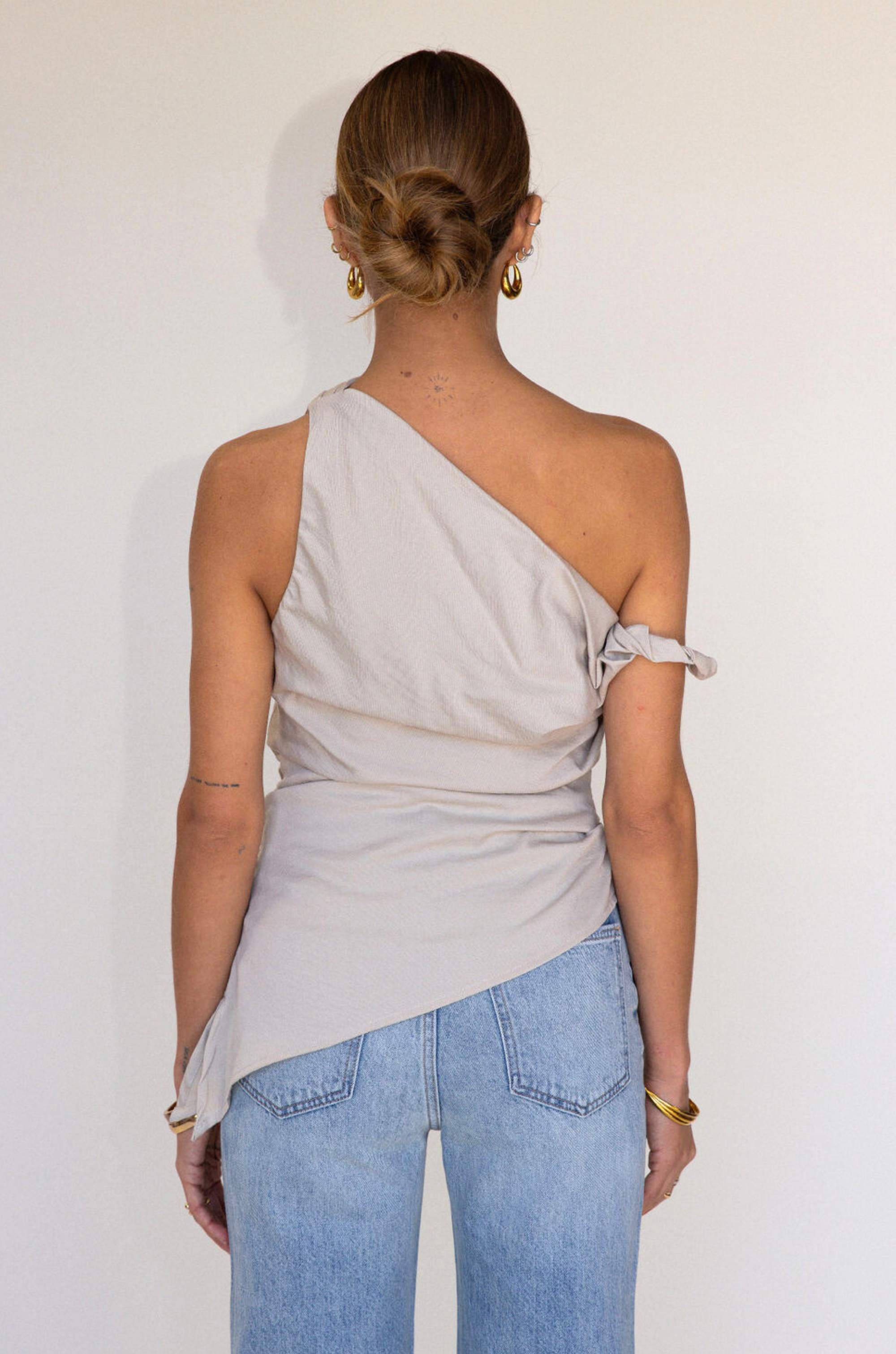 beige Woven tank top
Fixed straps
Twist strap
Ruched side
Asymmetric hem
Unlined
off the shoulder tank top
going out top
linen top