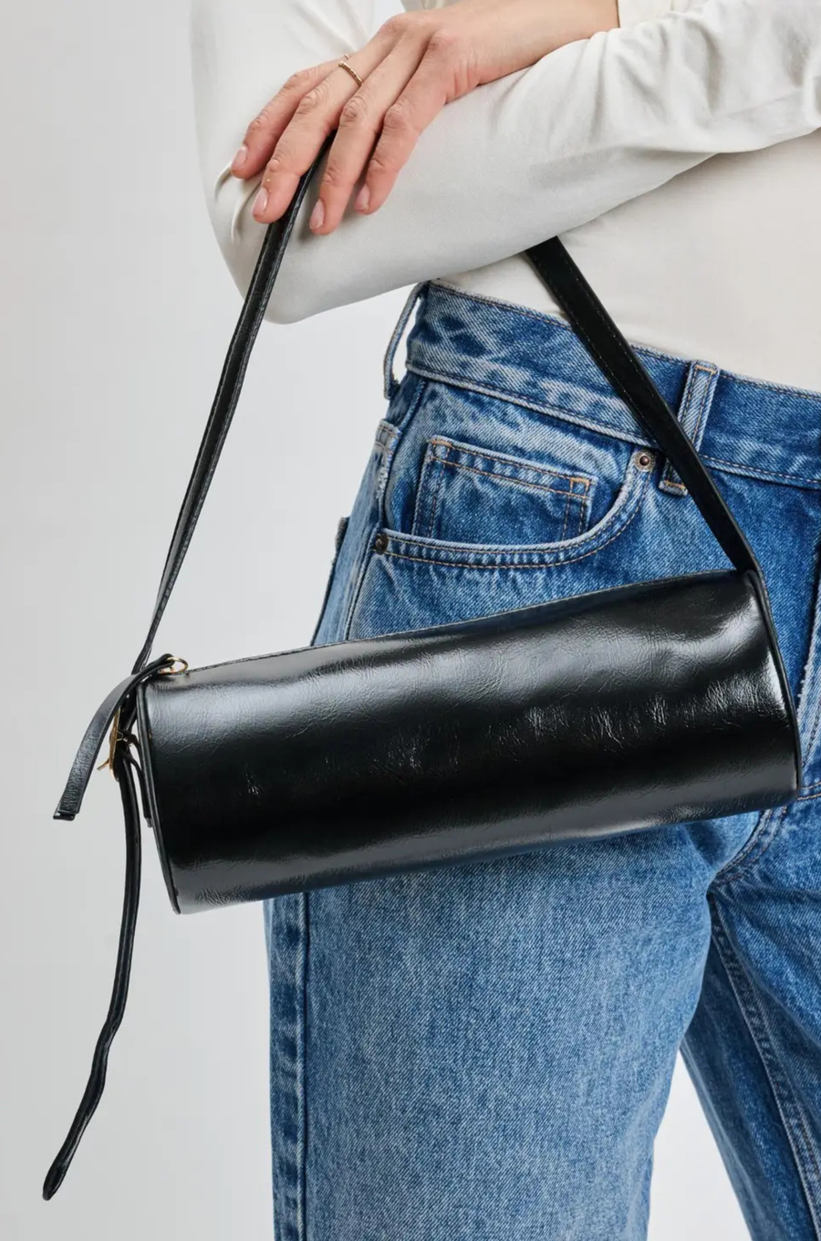 Barrel shoulder bag
Cylindrical silhouette shoulder bag
Versatile strap - over the shoulder or crossbody
Adjustable Shoulder Strap
Zip closure
Vegan Leather
black barrel bag
black barrel purse