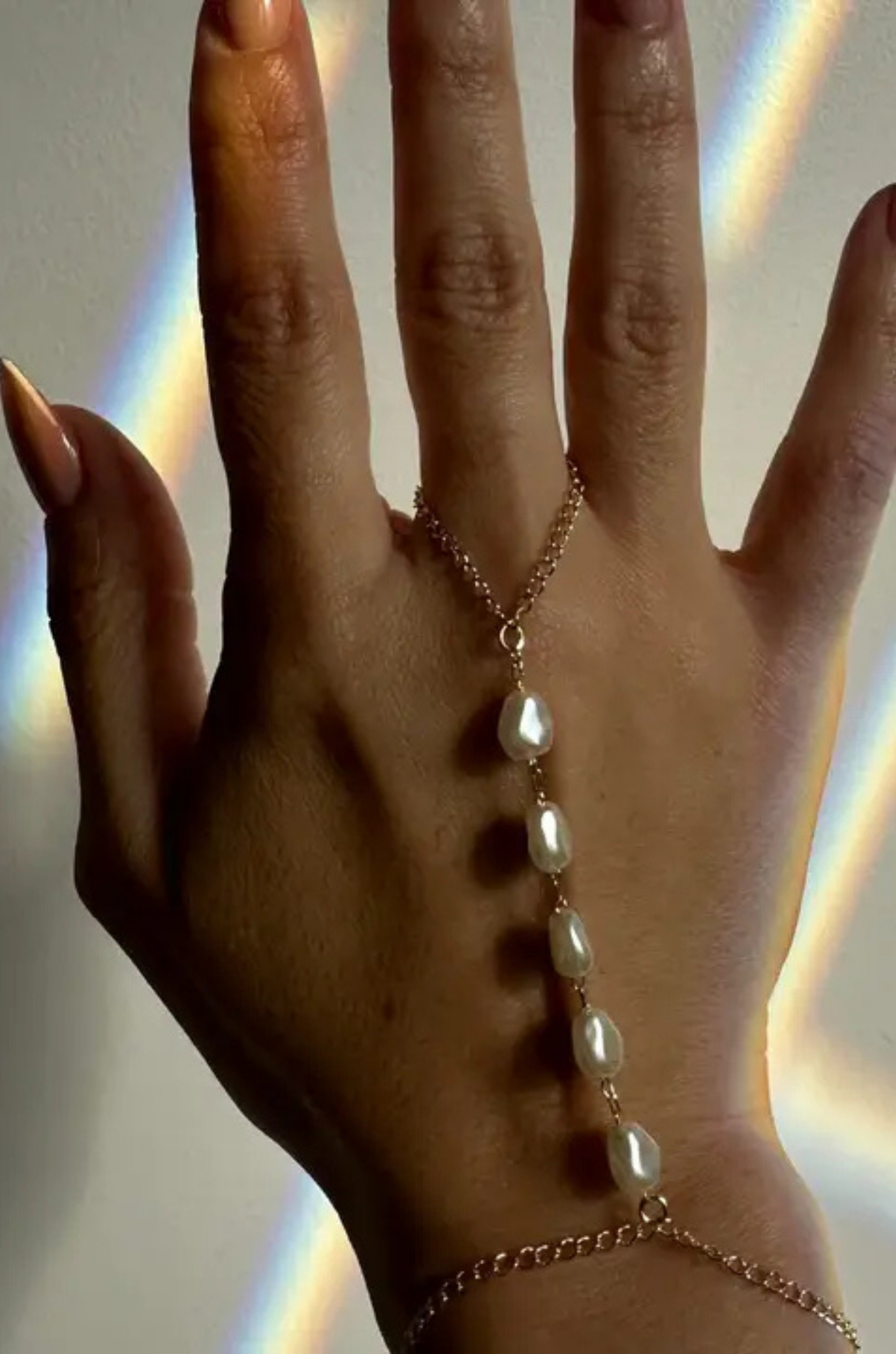 Baroque Pearl Hand Chain
18k Gold filled
Imitation Baroque Pearl
Length: 6 inches with 1.5" extender chain.
Hypoallergenic
Waterproof
