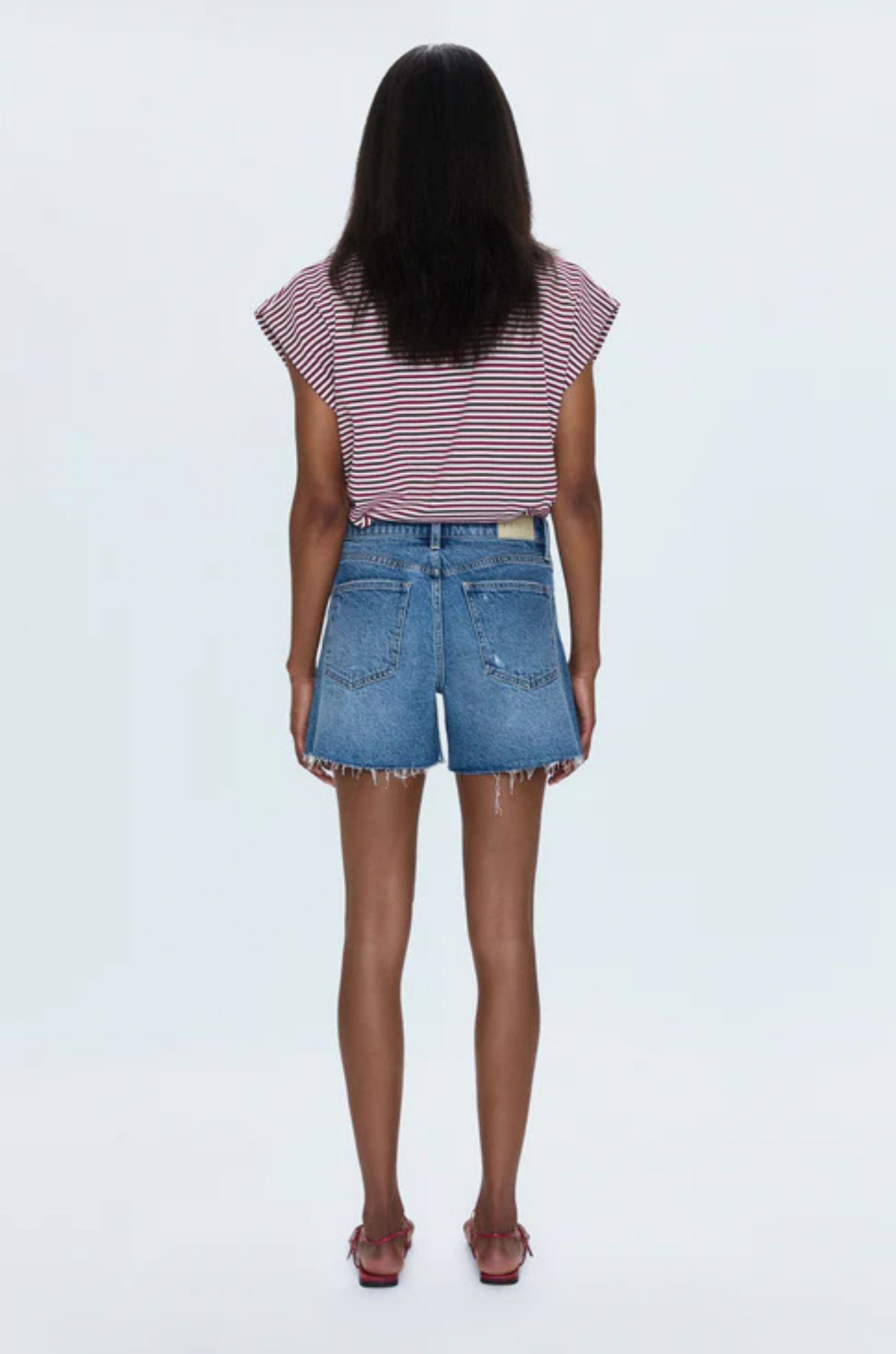 Mid-rise denim short
Medium length
Relaxed fit
Medium blue denim wash
Whiskering and a frayed, distressed hem