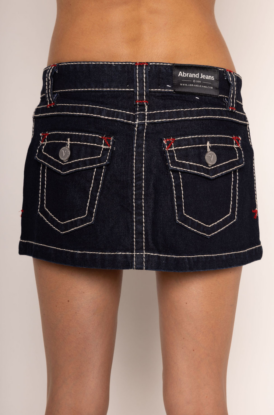 Low-rise denim mini skirt
Comfort stretch denim
Fits true to size
Dark rinse wash
Length: 11.5"
Cotton/Polyester/Elastane