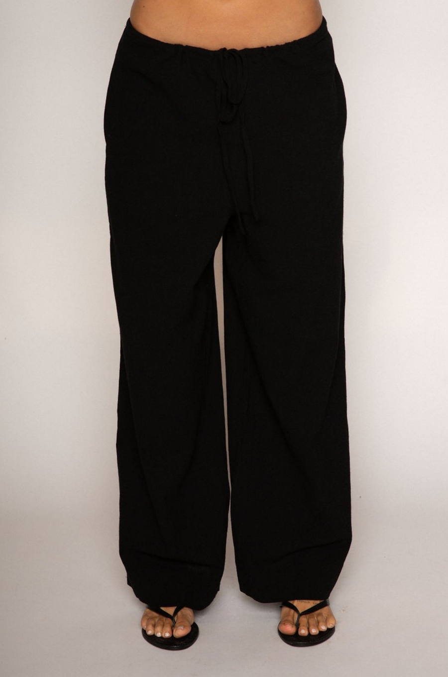 Woven pants
Elastic waist with drawstring closure
Side pockets
Unlined
black linen pants
resort lounge wear
summer pants