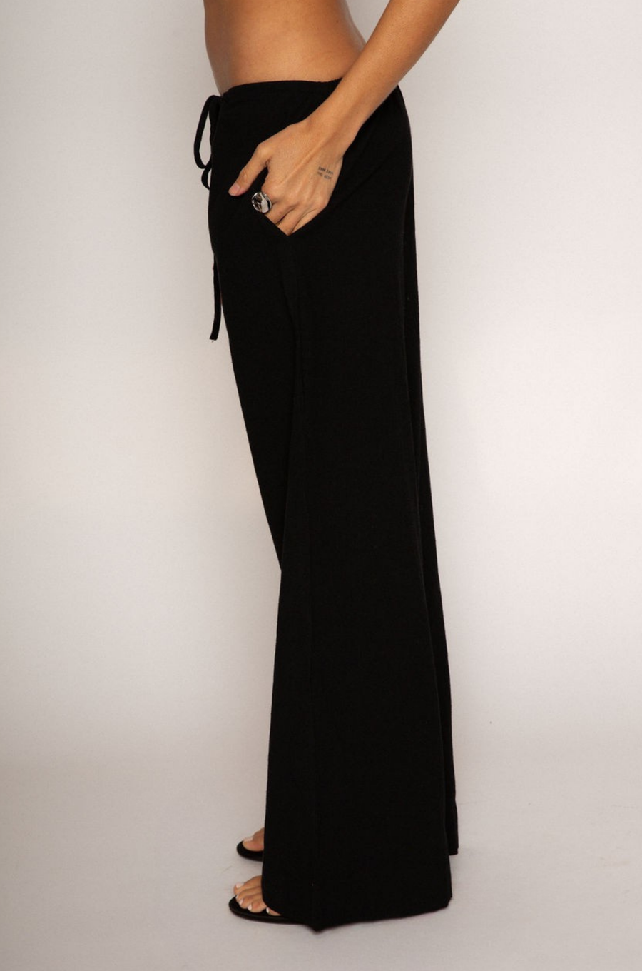Woven pants
Elastic waist with drawstring closure
Side pockets
Unlined
black linen pants
resort lounge wear
summer pants