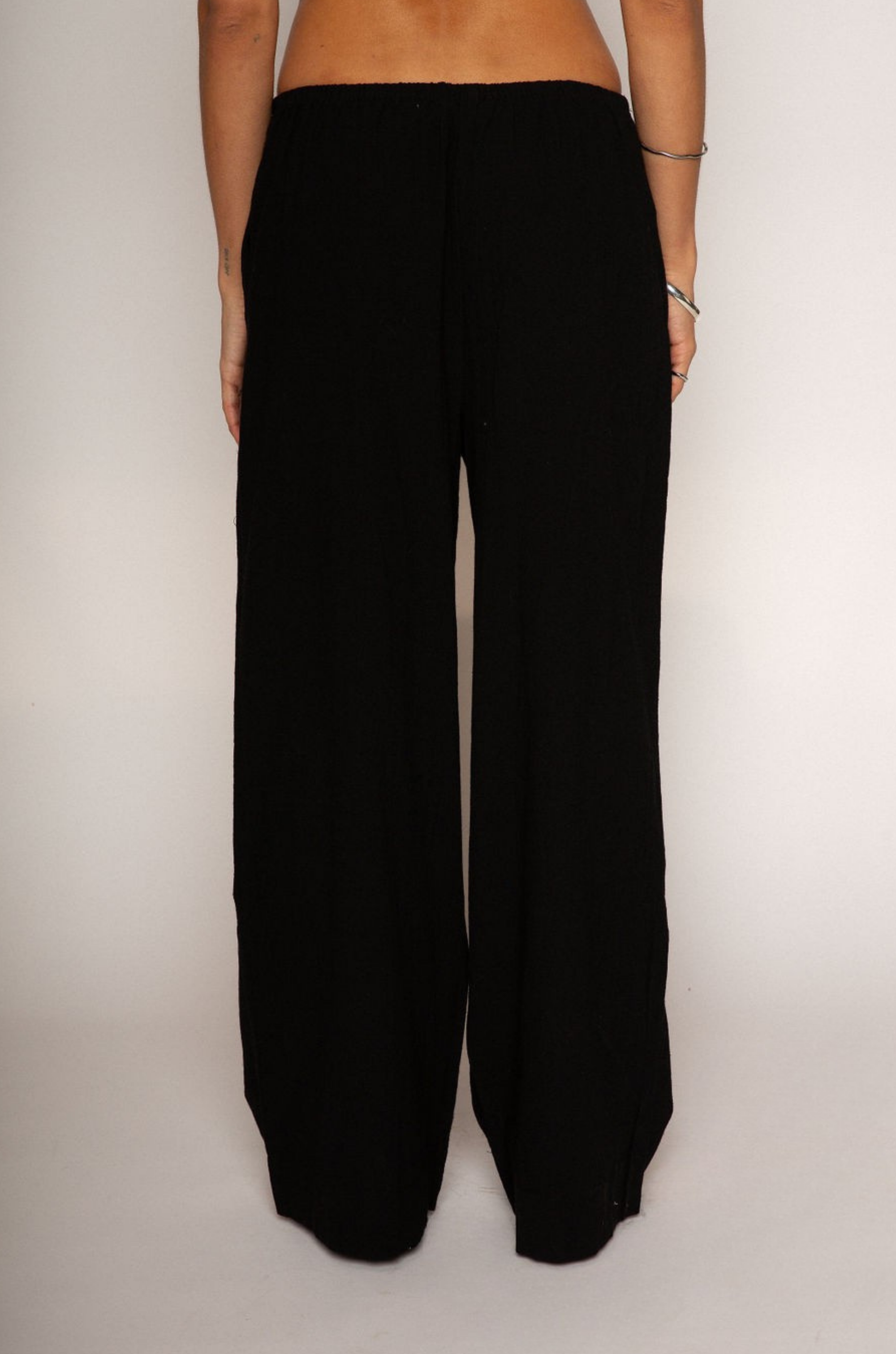 Woven pants
Elastic waist with drawstring closure
Side pockets
Unlined
black linen pants
resort lounge wear
summer pants