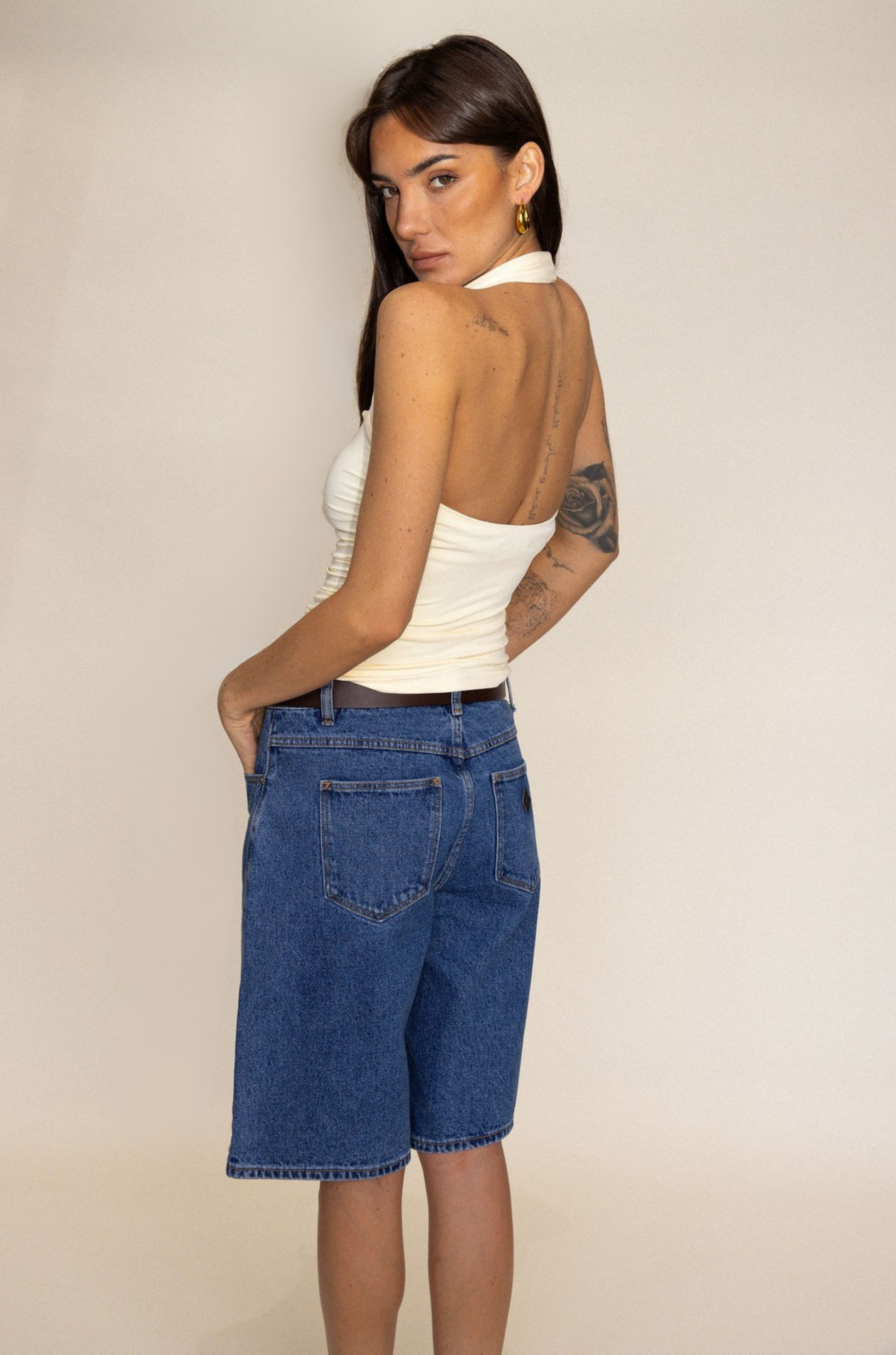 Mid rise jorts shorts
Relaxed and wide leg design
Button fly
Rigid denim does require some time to 'wear in'