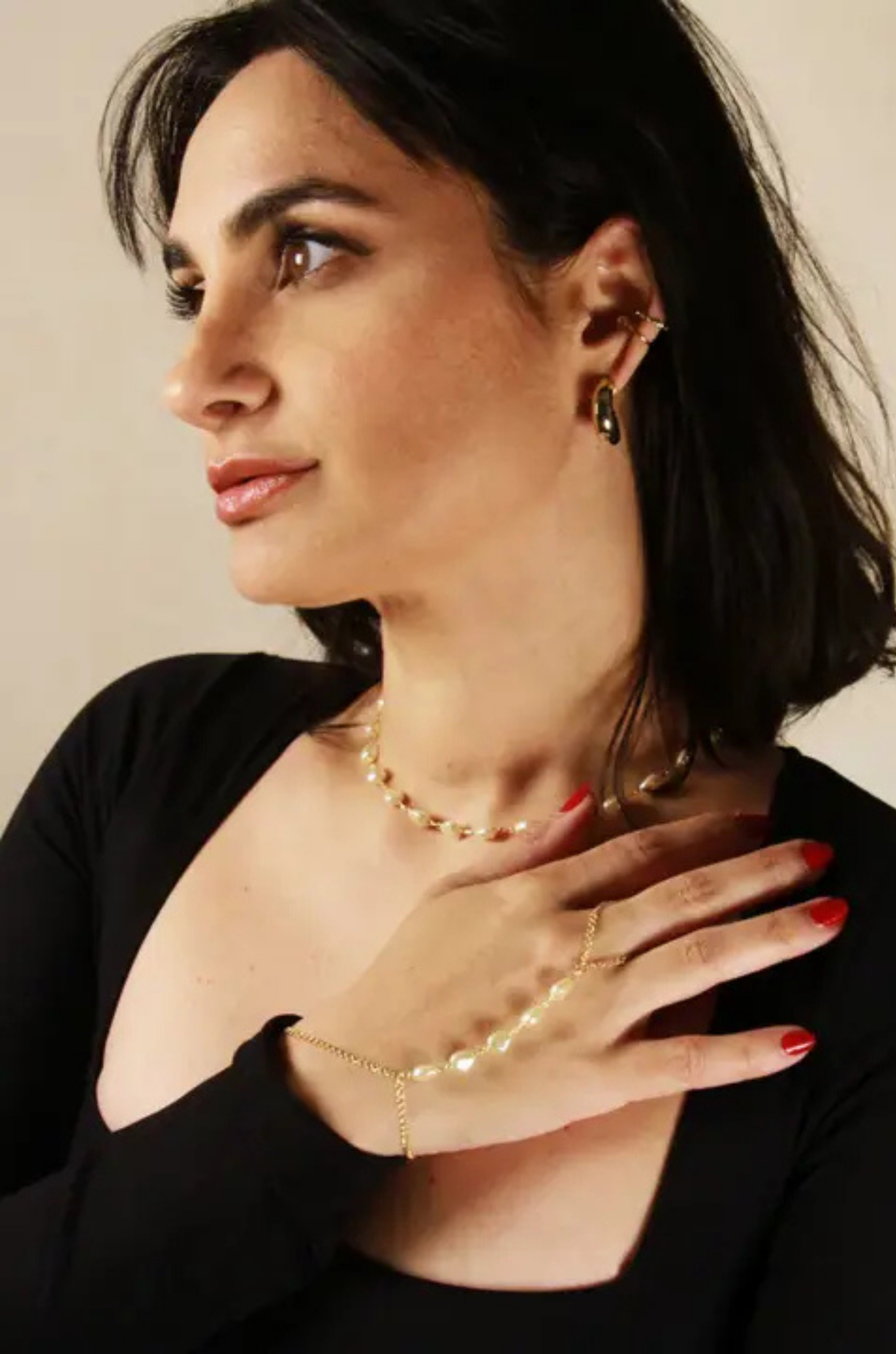 Baroque Pearl Hand Chain
18k Gold filled
Imitation Baroque Pearl
Length: 6 inches with 1.5" extender chain.
Hypoallergenic
Waterproof