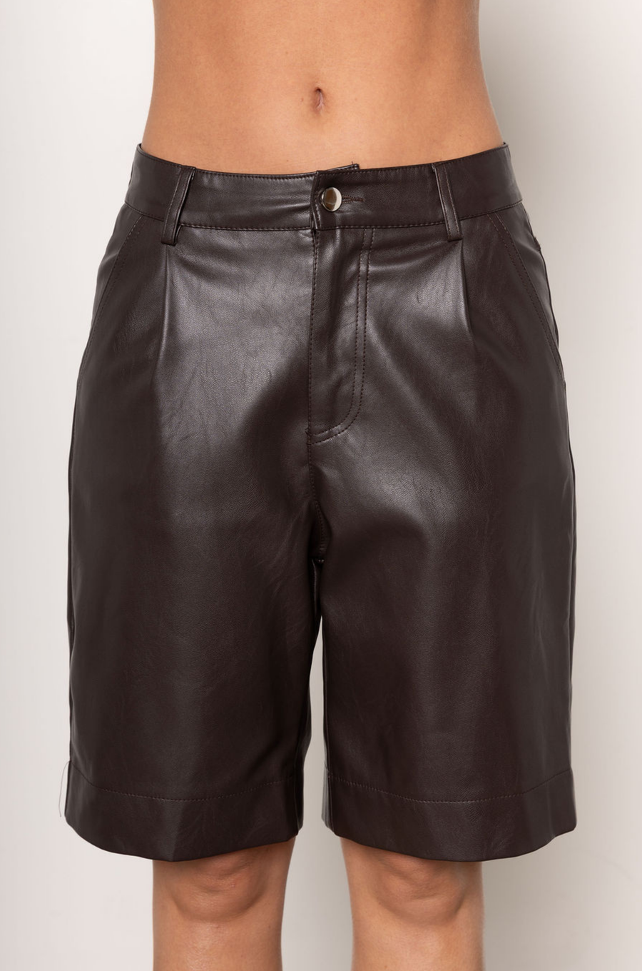 Faux leather shorts/jorts
Button zipper closure
Comes with belt
4 pocket construction
Unlined
brown leather shorts
brown leather jorts
fall outfit
fall shorts