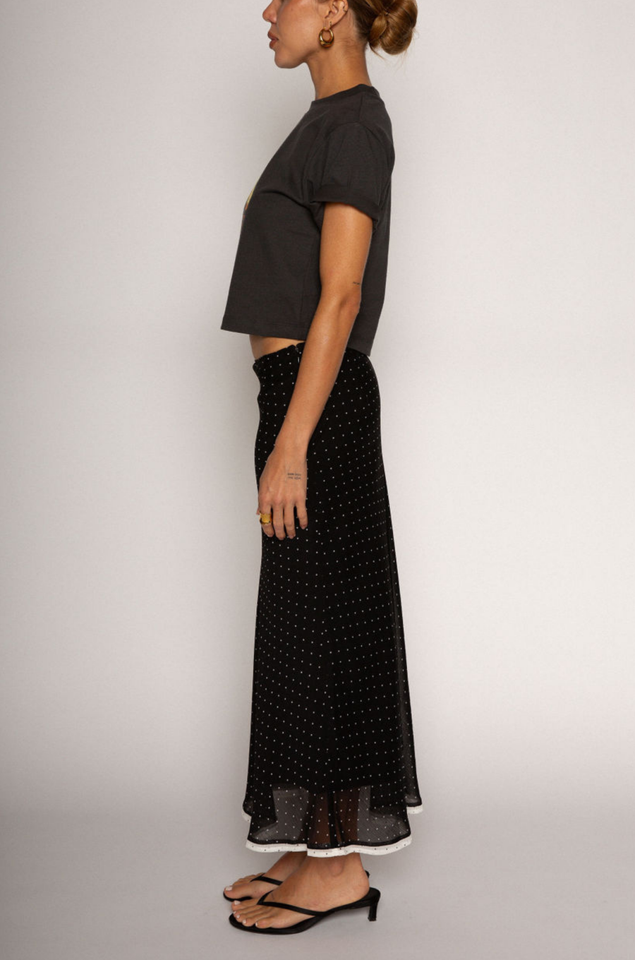 Woven polka dot maxi skirt
Side zipper closure
Lined
Contrast color block bottom detail
Black and white polka dot maxi skirt
Summer skirt
Spring skirt