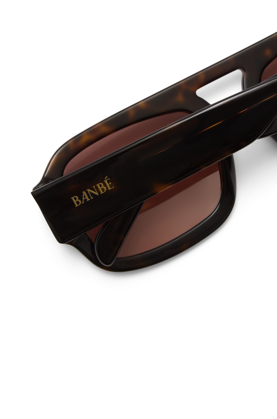 The Suki by Banbé are modern aviator sunglasses
Gold embossed Banbé logo on outer left arm
Style details printed in gold foil on inner right arm
Scratch resistant/category 3/polarized lens
100% UV protection
Acetate frame
Includes branded vegan case &amp; cleaning cloth
Designed in Australia
Width: 10.5cm / Lens Height: 5.1cm / Arm Length: 14cm / Nose Bridge: 3.5cm
pink lens sunglasses
tort and pink sunglasses
