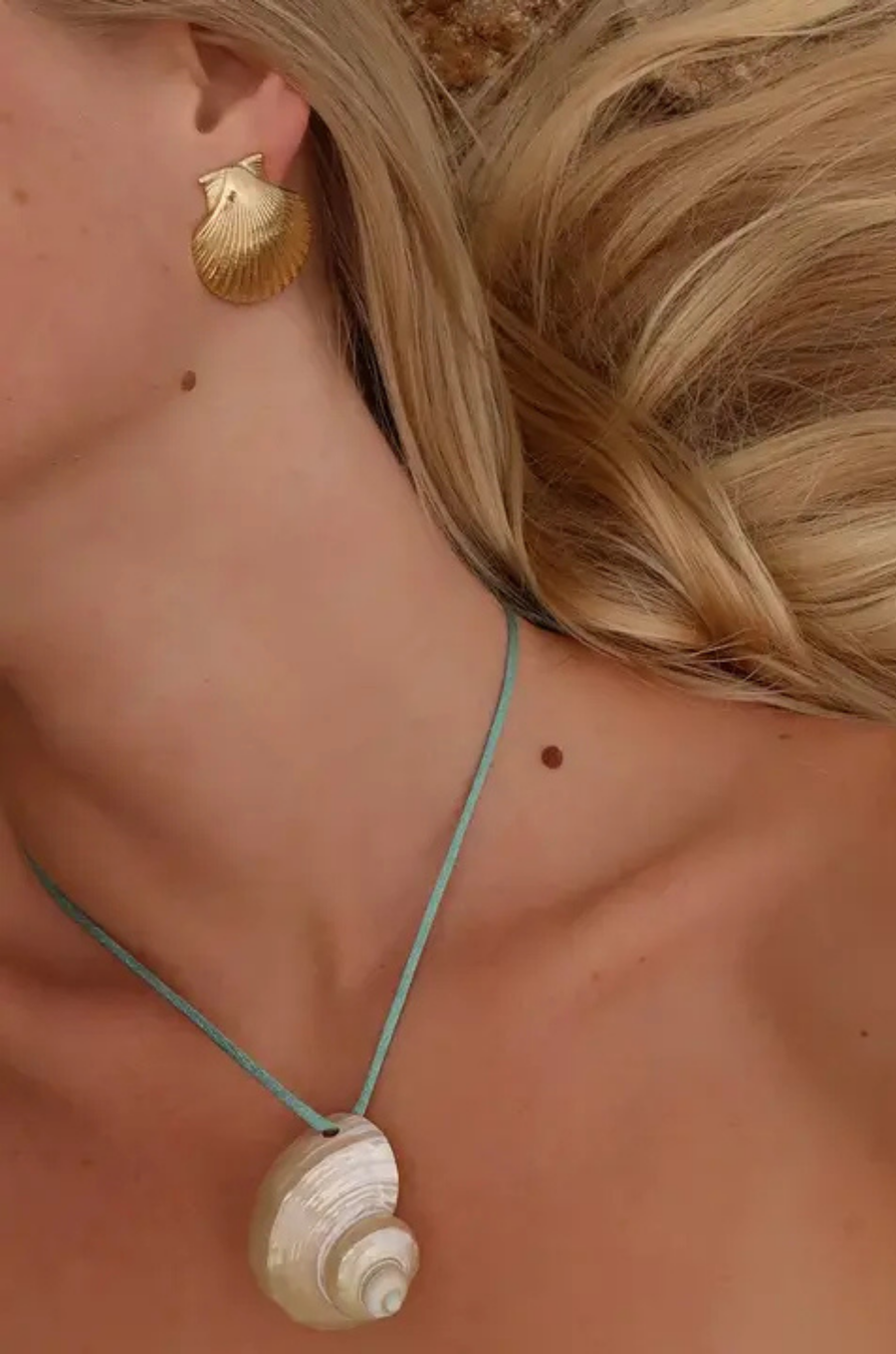 Turbo shell silk cord necklace
Polished and hand-drilled
Silk cord with gold plated beads
Can be worn multiple ways
Length: 26"
Turbo shell approx. 1.5"
Size color and shape of shell may vary slightly