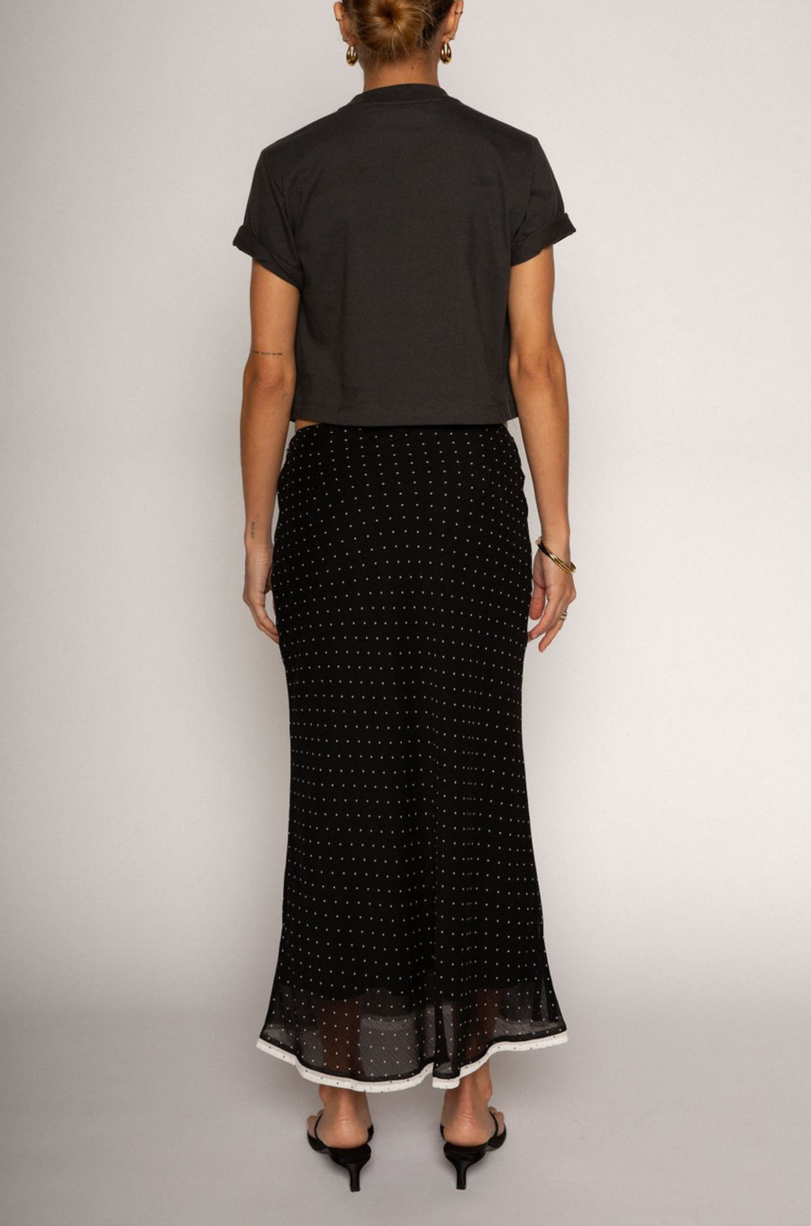 Woven polka dot maxi skirt
Side zipper closure
Lined
Contrast color block bottom detail
Black and white polka dot maxi skirt
Summer skirt
Spring skirt