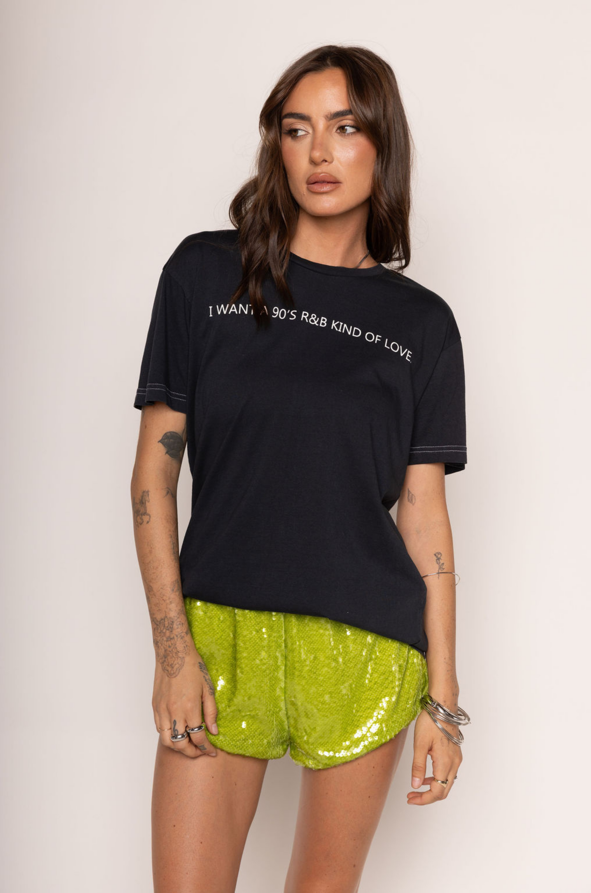 Crewneck graphic t-shirt top
Contrast stitching
Unlined
90s r & b tshirt