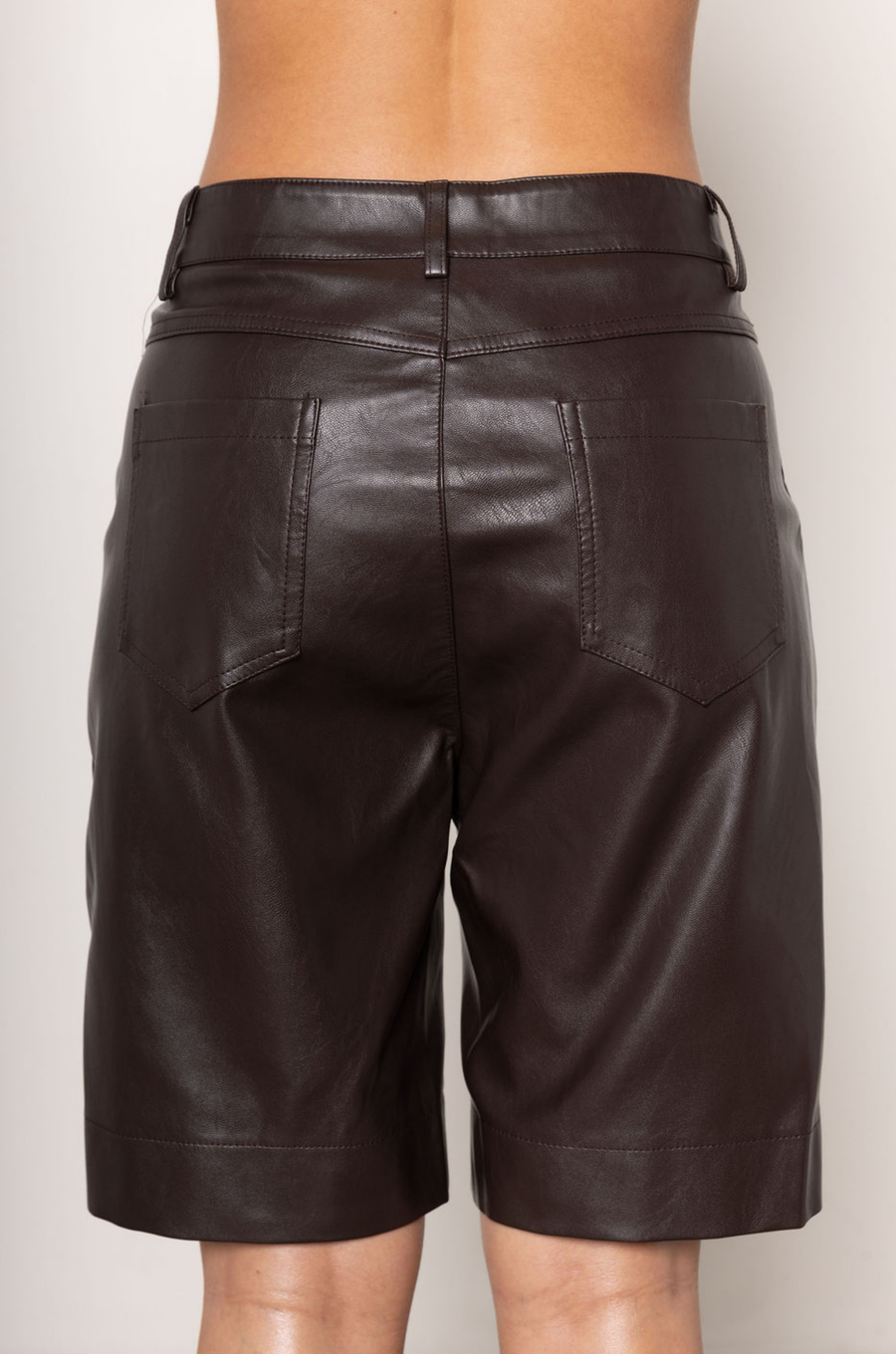 Faux leather shorts/jorts
Button zipper closure
Comes with belt
4 pocket construction
Unlined
brown leather shorts
brown leather jorts
fall outfit
fall shorts