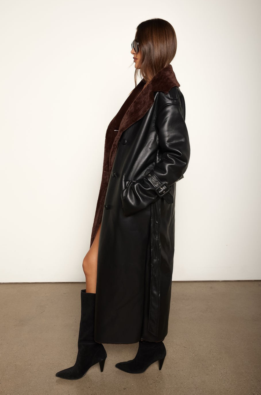 Faux leather longling jacket
Faux fur lining and collar
Button down closure
black faux leather trench jacket with fur lining
fall outfit
winter outfit
holiday outfit