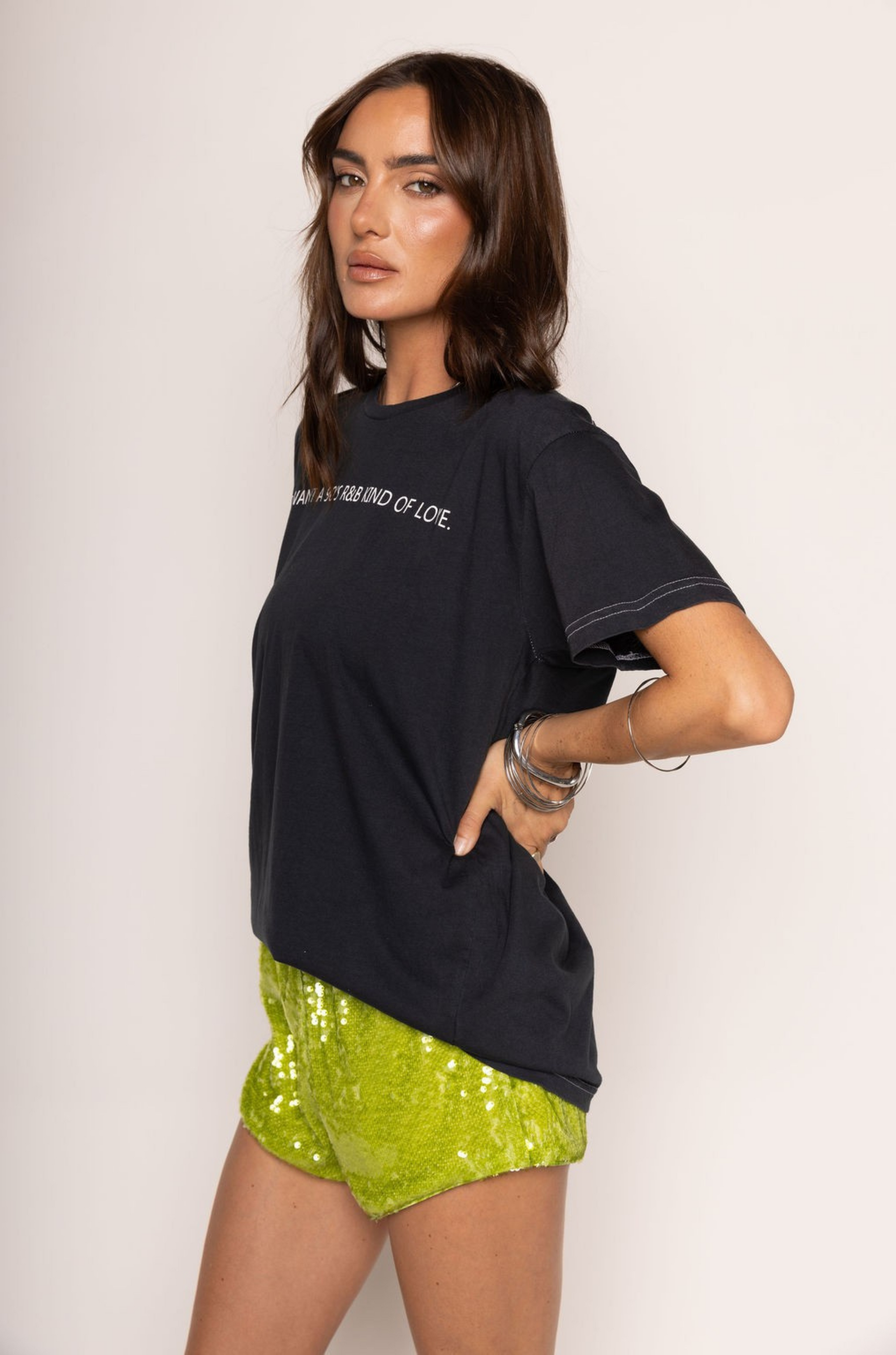 Crewneck graphic t-shirt top
Contrast stitching
Unlined
90s r & b tshirt