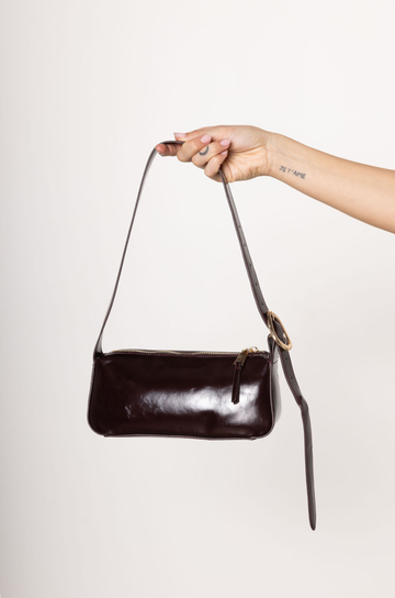 burgundy Shine rectangle shoulder bag
Top zip closure
Gold hardware detailing
Adjustable shoulder strap with buckle fastening
Inner zipper card slot