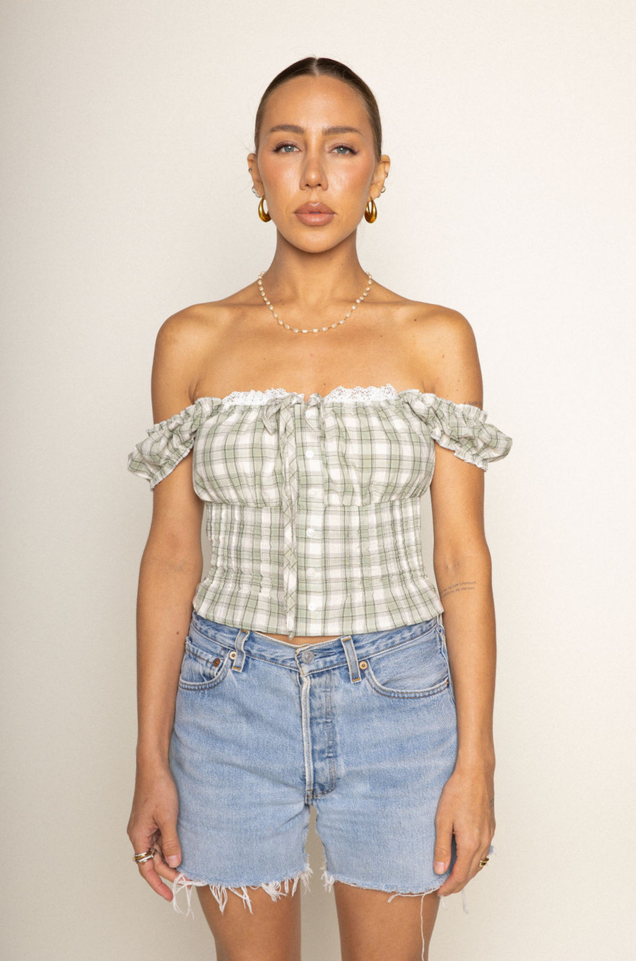 green Woven plaid top
Faux front button
Adjustable front tie
Lace bust trim detail
Smocked shoulder sleeves and back
Side zipper
Unlined
summer top
spring top