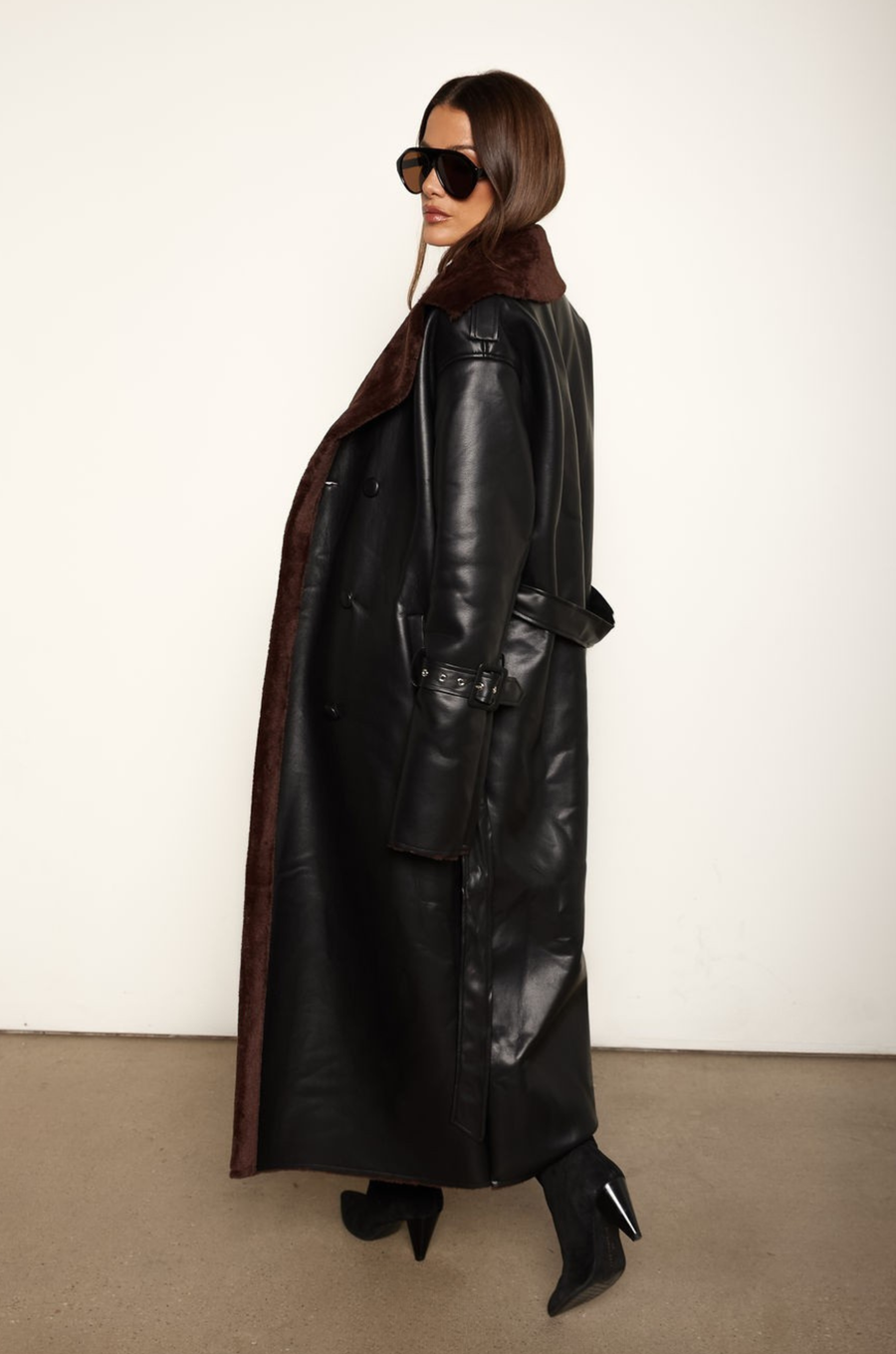 Faux leather longling jacket
Faux fur lining and collar
Button down closure
black faux leather trench jacket with fur lining
fall outfit
winter outfit
holiday outfit