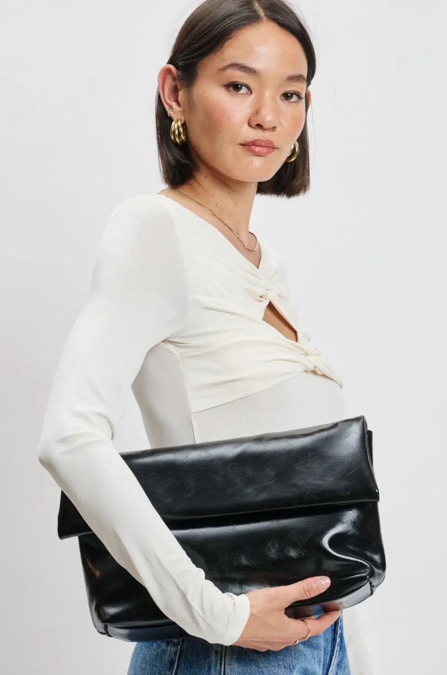 Crossbody vegan shiny leather purse
Removable chain strap
Outer zip pocket
Inner zip and slip pocket
Magnetic closure
Lined
Vegan Leather
black leather clutch bag purse