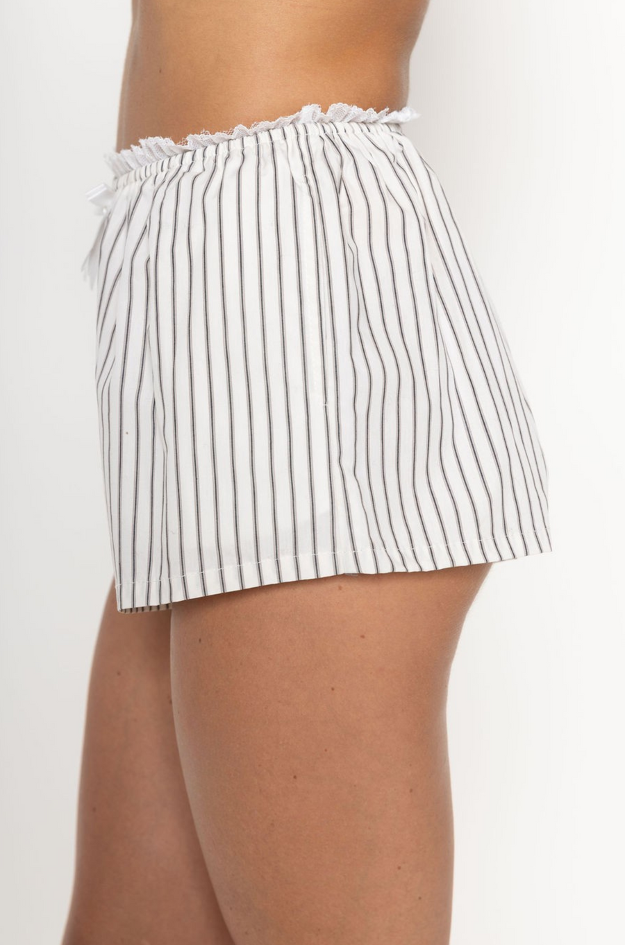 Striped point micro shorts
Lace trim
Elastic waistband
Front bow
Unlined
cream and black striped mini lounge shorts
fall transition outfit