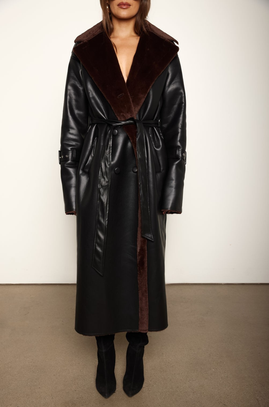 Faux leather longling jacket
Faux fur lining and collar
Button down closure
black faux leather trench jacket with fur lining
fall outfit
winter outfit
holiday outfit