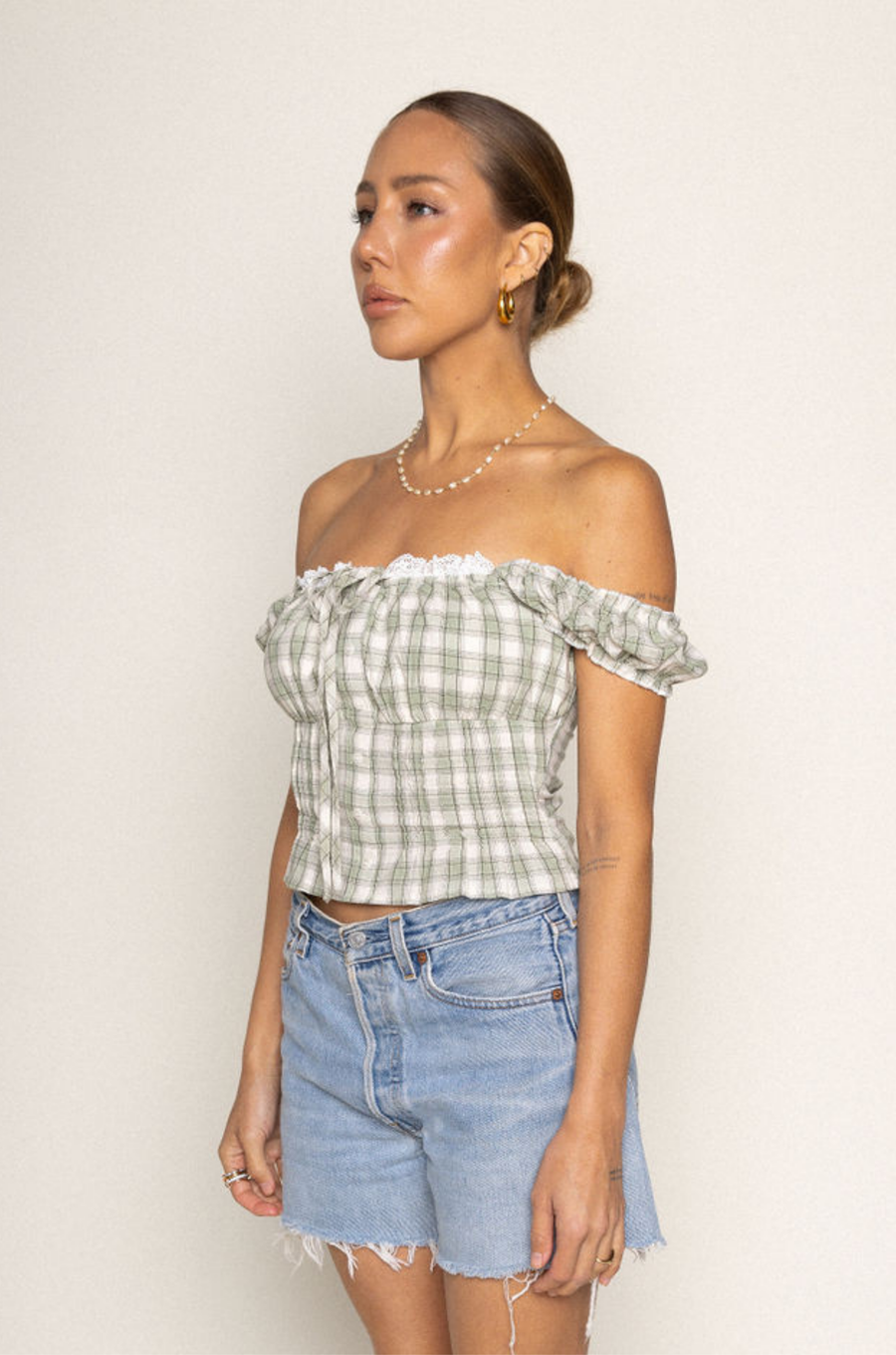 green Woven plaid top
Faux front button
Adjustable front tie
Lace bust trim detail
Smocked shoulder sleeves and back
Side zipper
Unlined
summer top
spring top