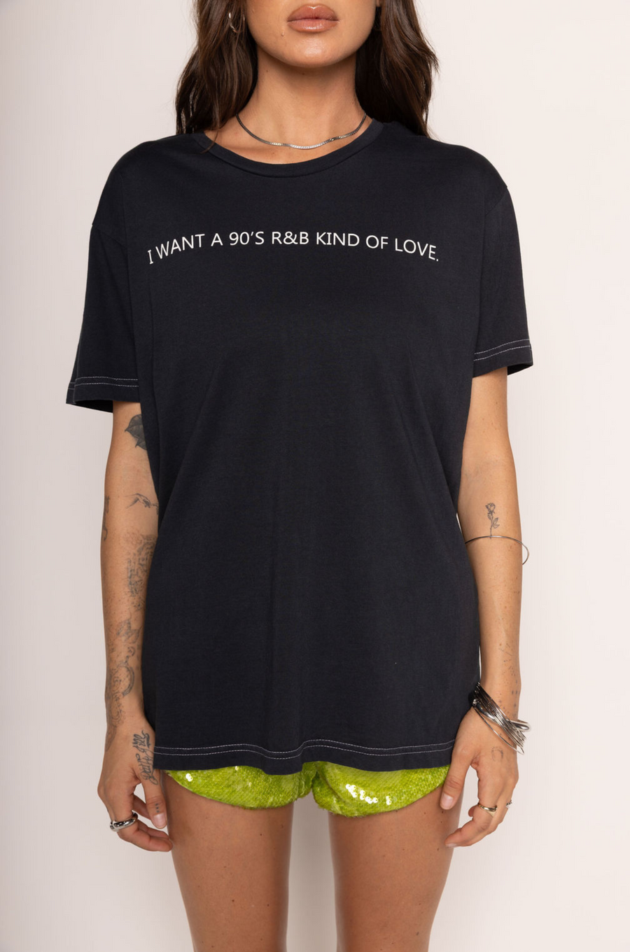 Crewneck graphic t-shirt top
Contrast stitching
Unlined
90s r & b tshirt