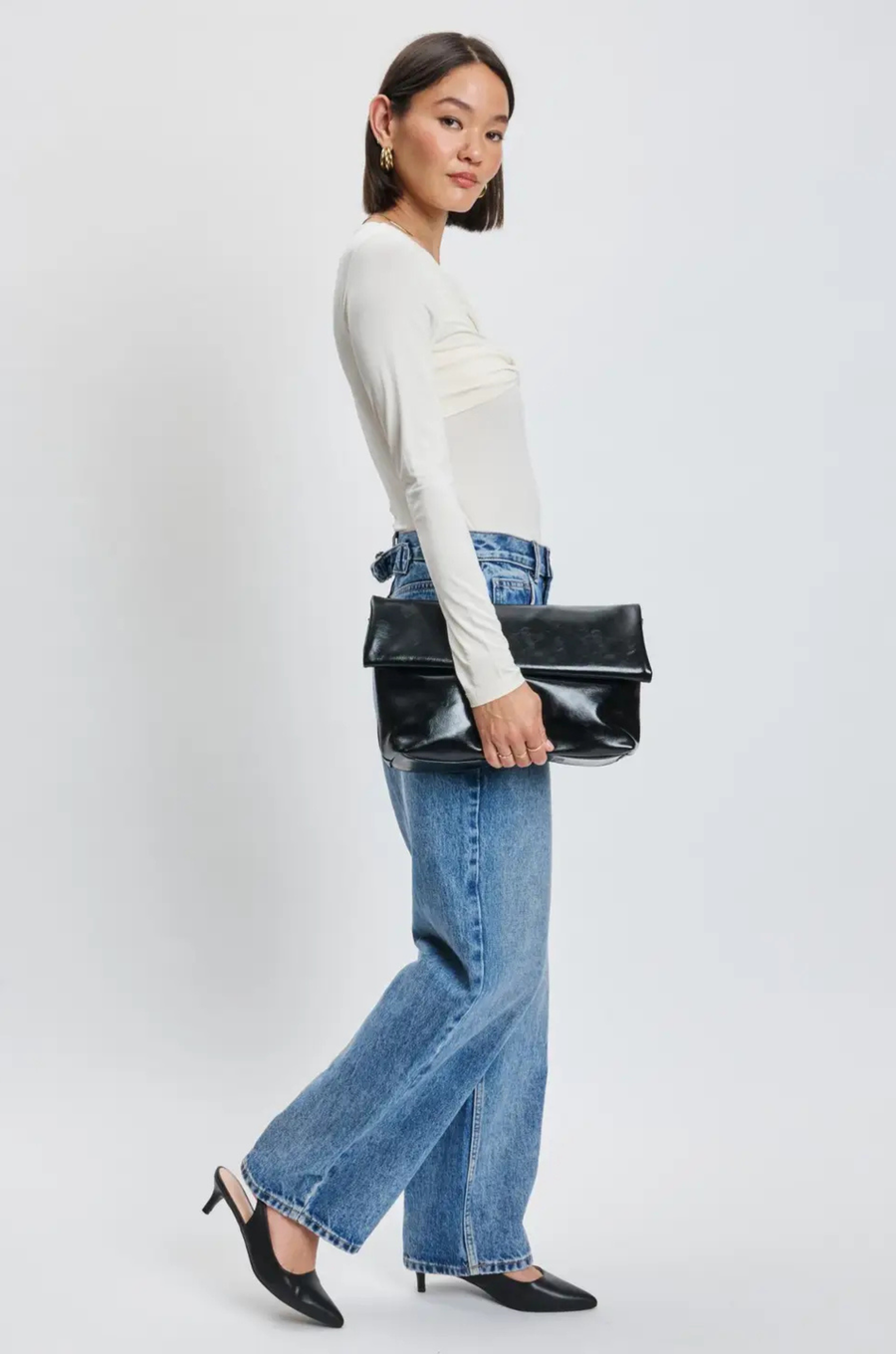 Crossbody vegan shiny leather purse
Removable chain strap
Outer zip pocket
Inner zip and slip pocket
Magnetic closure
Lined
Vegan Leather
black leather clutch bag purse