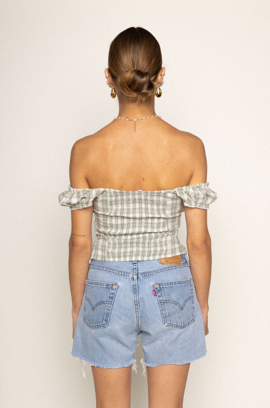 green Woven plaid top
Faux front button
Adjustable front tie
Lace bust trim detail
Smocked shoulder sleeves and back
Side zipper
Unlined
summer top
spring top