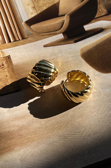 Textured wide&nbsp;hoop earrings.&nbsp;Hinge closure.