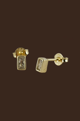 18k gold filled stud earrings
Elegant bezel-set baguette design that captures the light beautifully
Butterfly backs
Metal: 18k Gold filled
5mm x 3mm Stud
Hypoallergenic/Waterproof