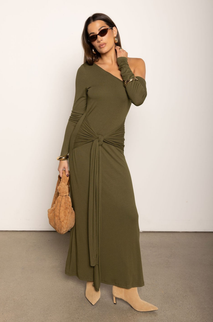 One shoulder long sleeve maxi dress
Asymmetrical neckline
Adjustable hip tie
Green one shoulder maxi dress
fall wedding guest dress
fall maxi dress
thanksgiving outfit