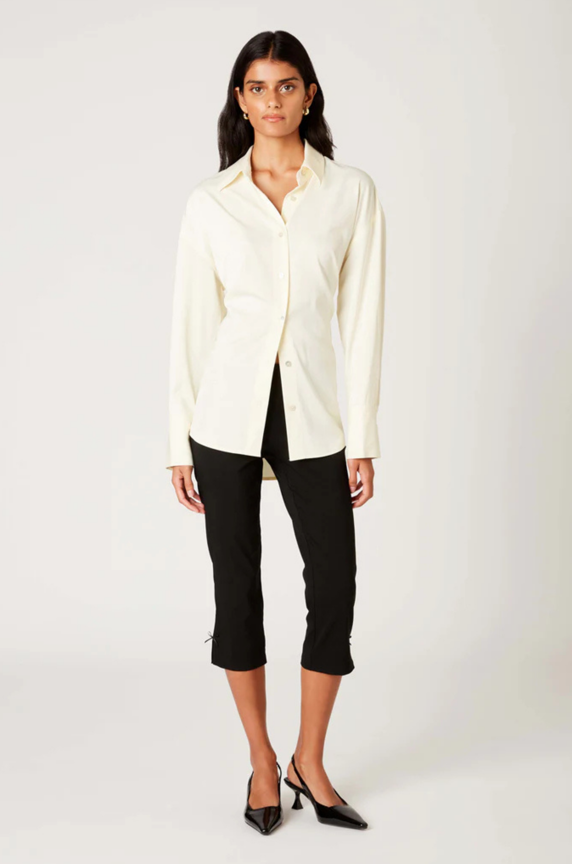 cream Satin oversized poplin collared shirt
Button down closure
Sleeve buttons
Adjustable lace up tie detail at back
Unlined
business button down top
work top
office attire top