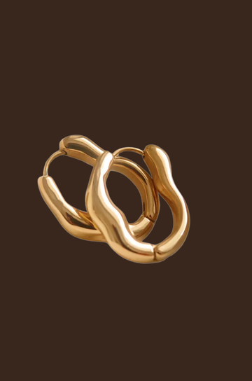 18K gold non-tarnish wavy oval hoop earring
18K gold plating stainless steel
Measurement (L x W inch): 1 x 0.8
Lead and Nickel Free
Hypoallergenic
Water Resistant