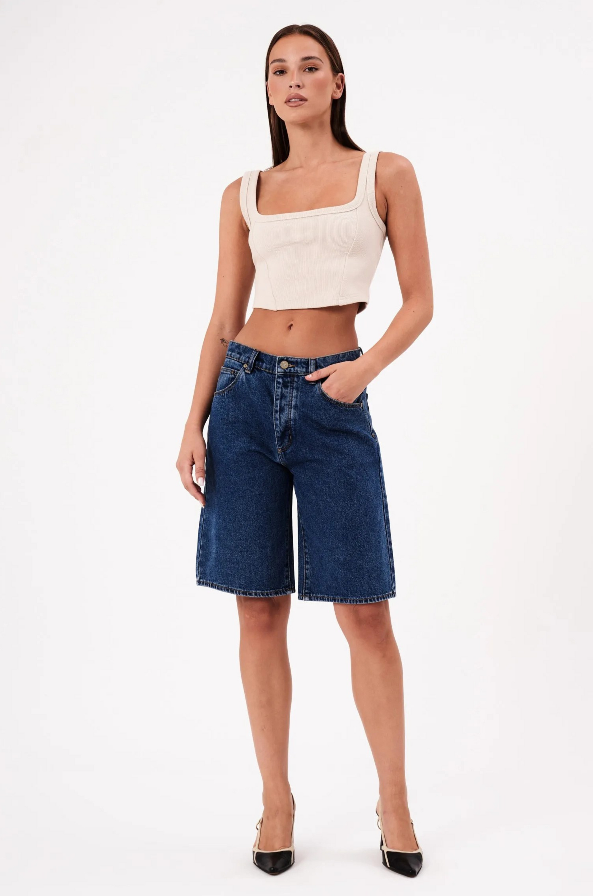Mid rise jorts shorts
Relaxed and wide leg design
Button fly
Rigid denim does require some time to 'wear in'