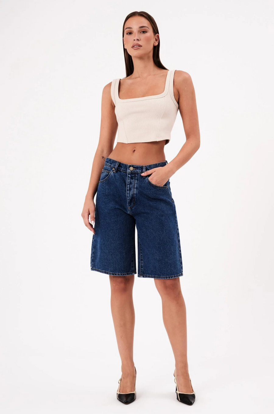 Mid rise jorts shorts
Relaxed and wide leg design
Button fly
Rigid denim does require some time to 'wear in'