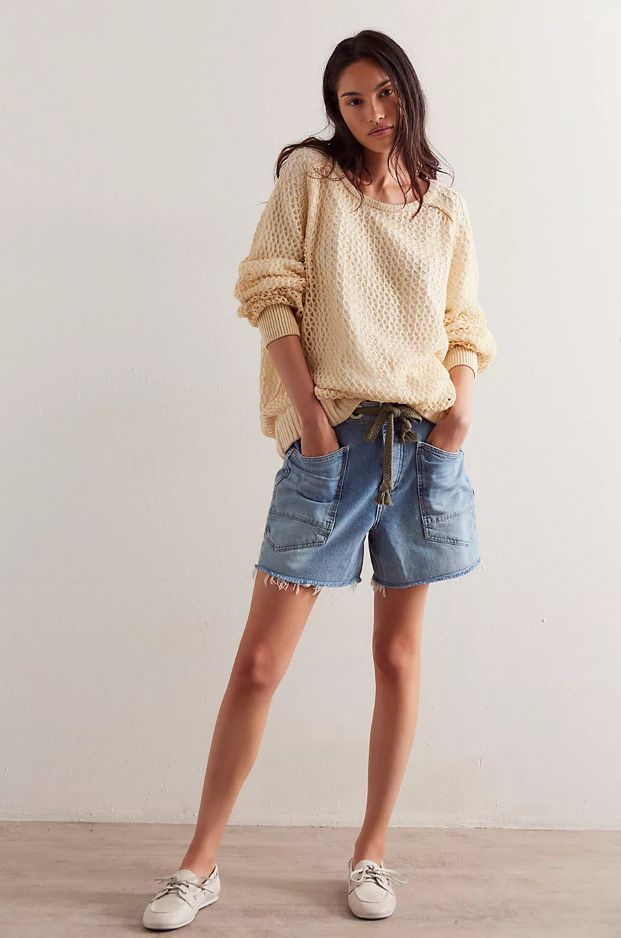 blue Denim cut-off shorts silhouette
Low-slung
Slouchy wide fit
Pull-on design
Drawcord waist detail
Oversized pouch pockets
Raw-edge hem
Cotton