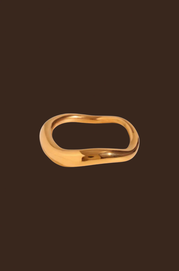 Gold waved ring on a dark brown background