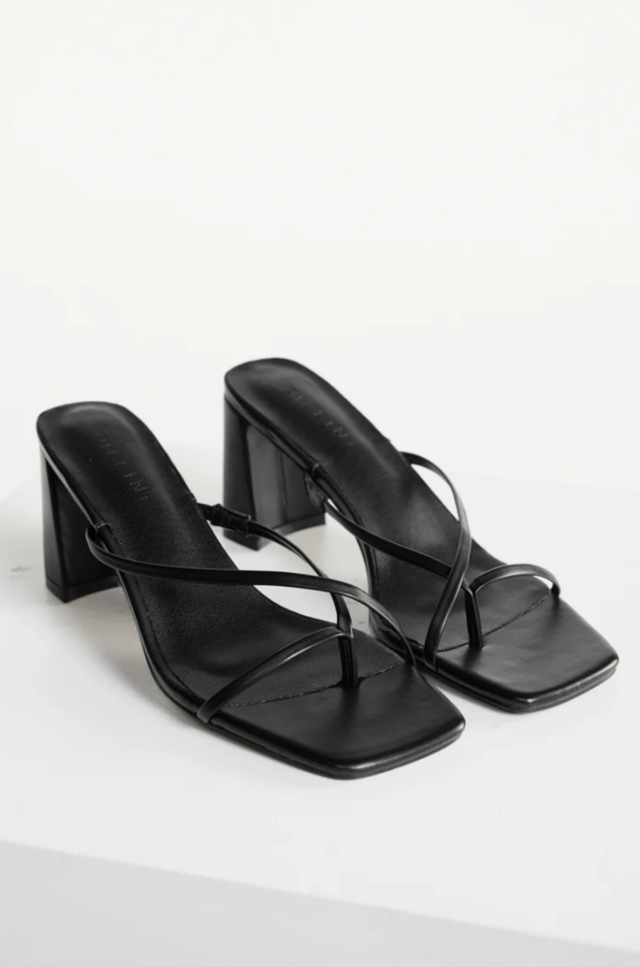 black Cross over strap heels
Squared toe
Block heel