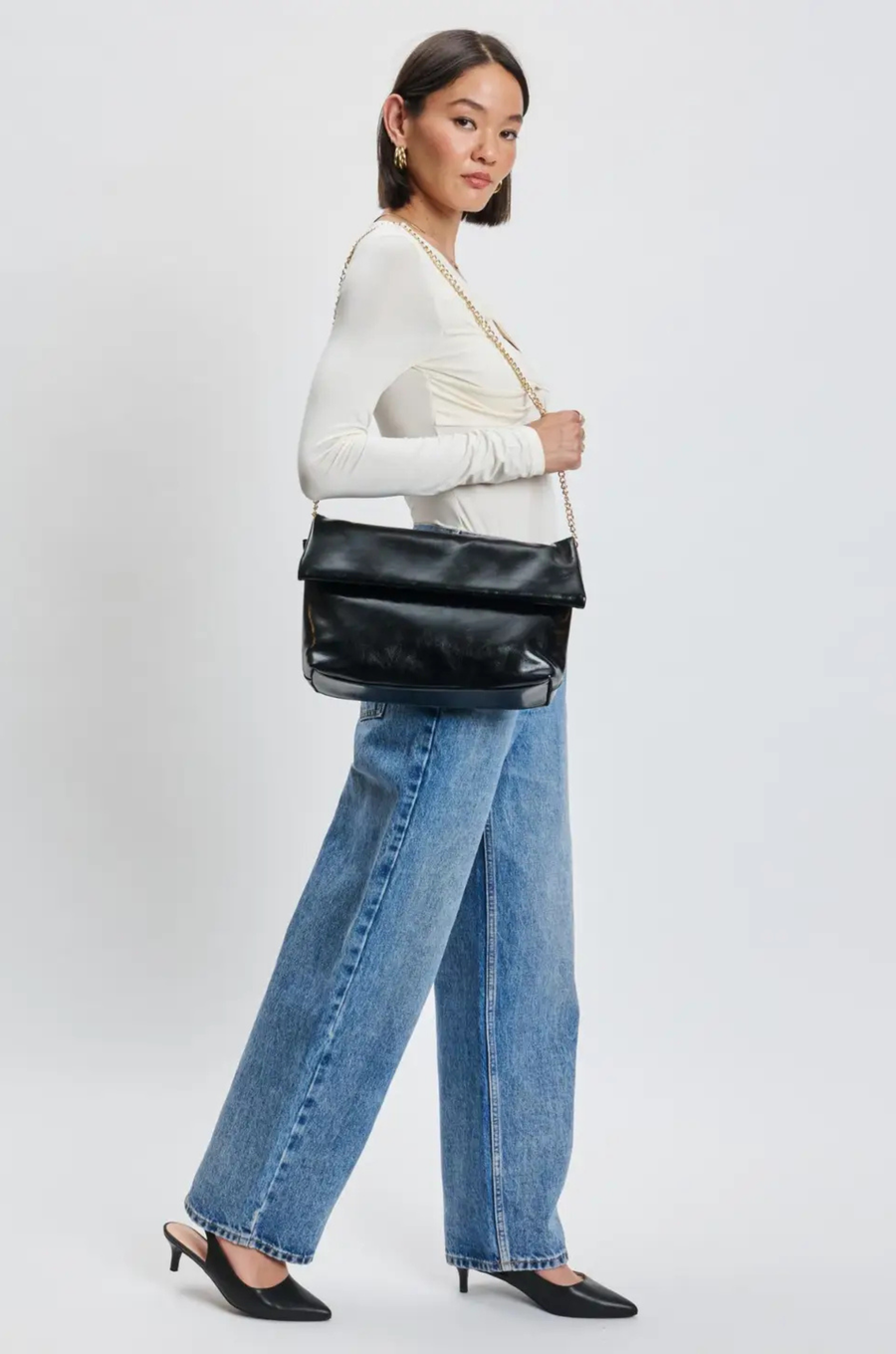 Crossbody vegan shiny leather purse
Removable chain strap
Outer zip pocket
Inner zip and slip pocket
Magnetic closure
Lined
Vegan Leather
black leather clutch bag purse