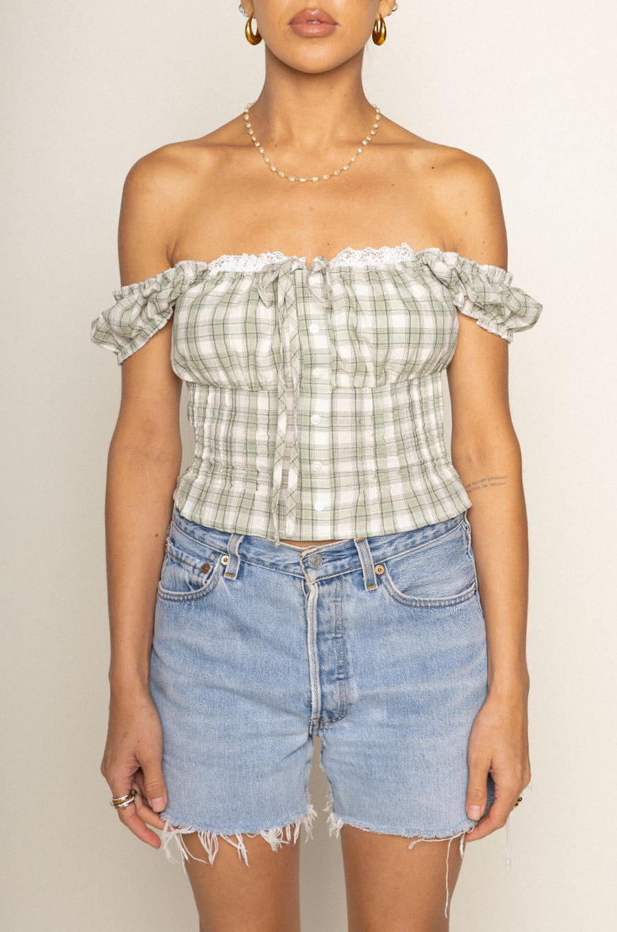 green Woven plaid top
Faux front button
Adjustable front tie
Lace bust trim detail
Smocked shoulder sleeves and back
Side zipper
Unlined
summer top
spring top