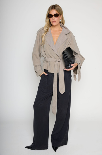 green Cropped trench coat
Collared
Adjustable belt tie
Unlined
fall jacket
fall outfit
fall coat
green trench coat
