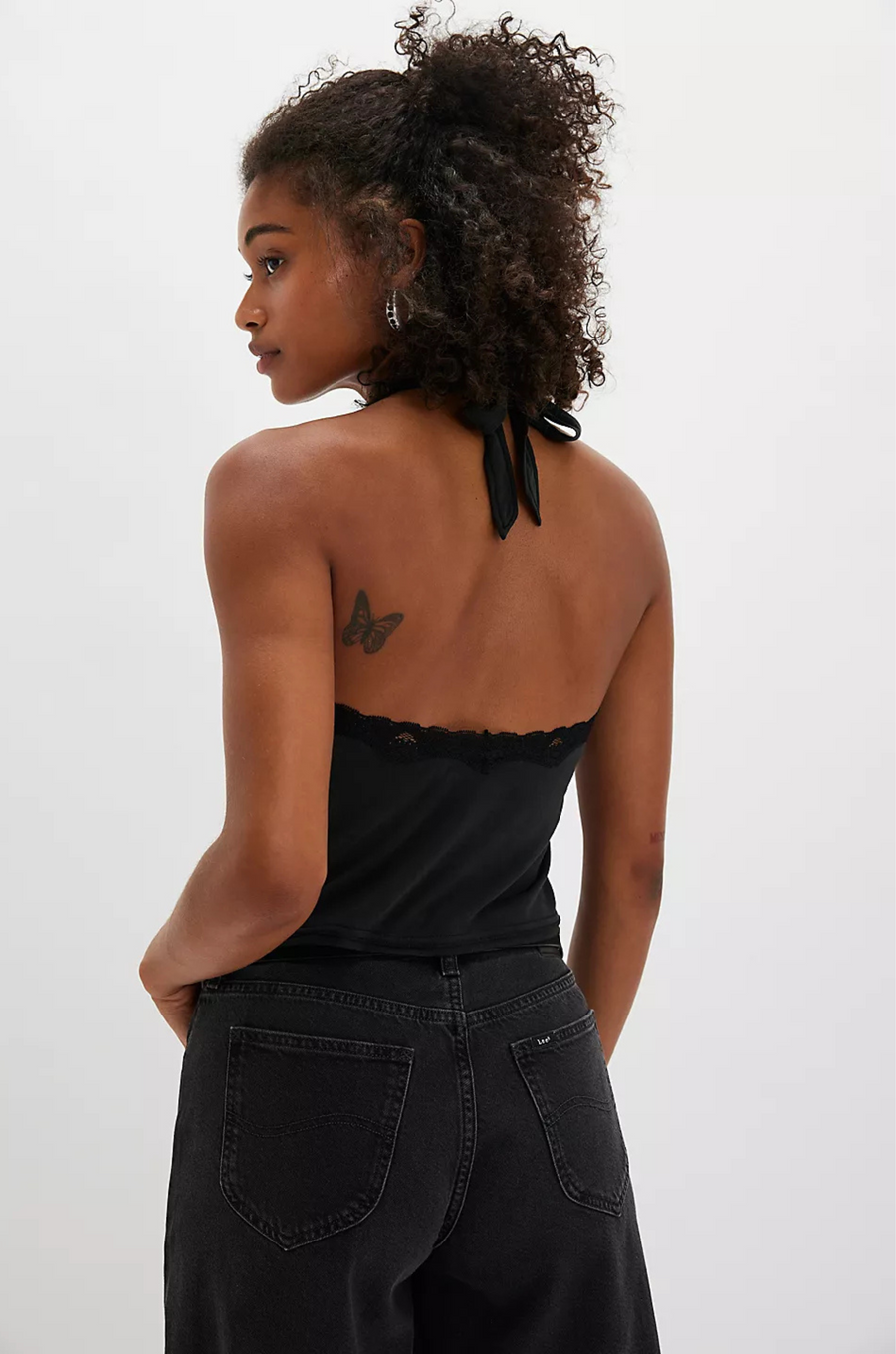 black V neck line halter top
Adorned with lace details
Adjustable tie closure at the back
