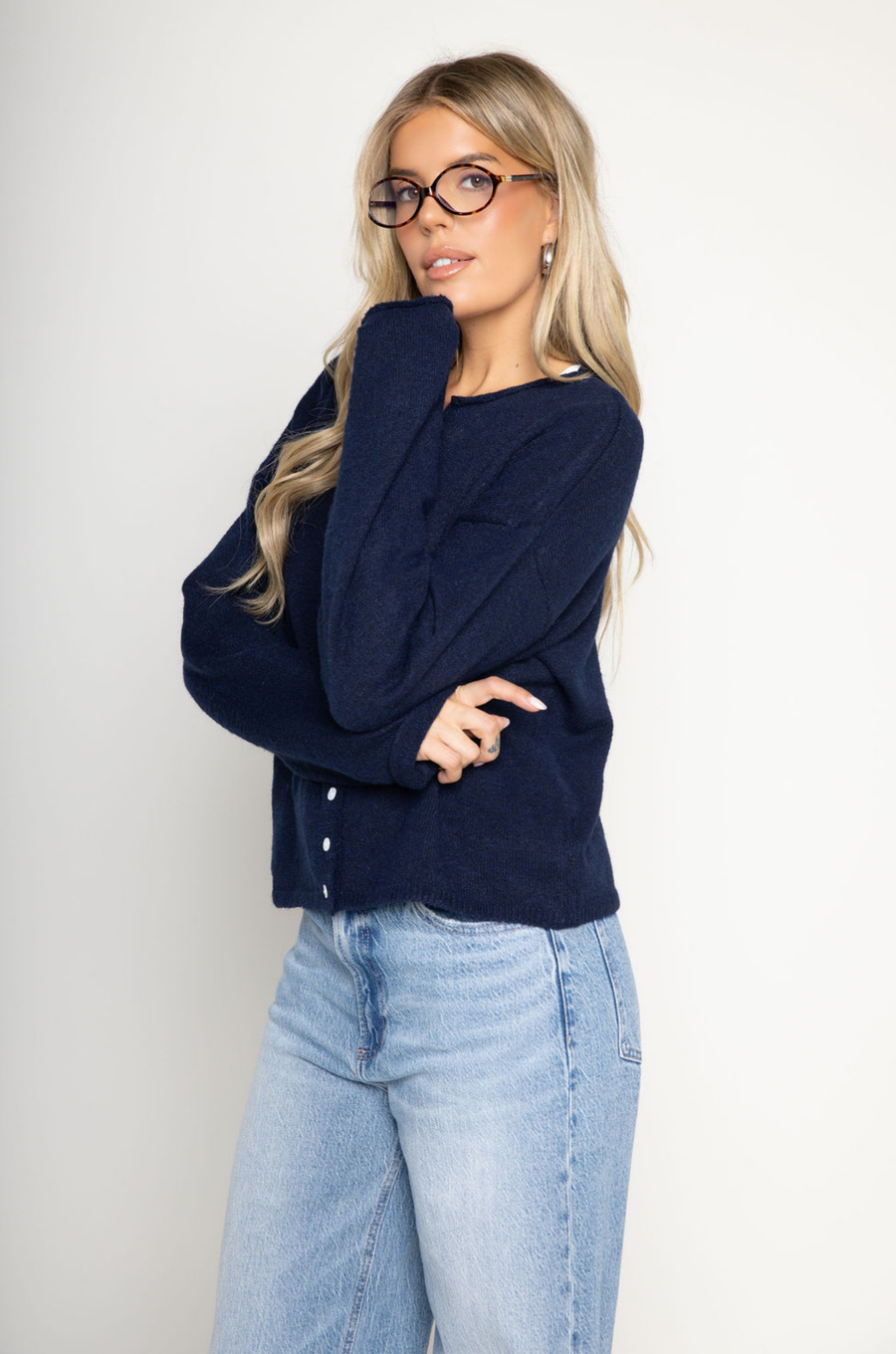 Knit long sleeve cardigan
Rolled collar
Button down closure
navy blue cardigan
fall cardigan
fall outfit
fall sweater