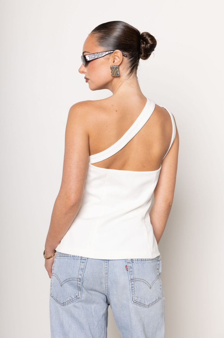 One shoulder button up top
Button down closure
Sleeveless
white one shoulder top
going out top